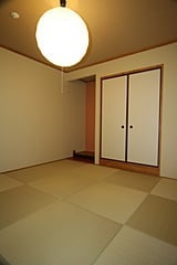 来客時にはあると嬉しい“和室”。丸い和紙の照明と琉球畳がお洒落☆
