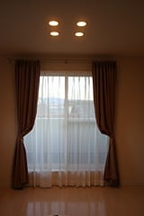 ２階寝室の掃出し窓・4つのダウンライトとカーテンのバランスが綺麗です☆