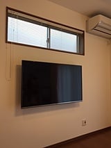 リビングのテレビは窓を高めに設置して壁掛けに☆配線も隠してスッキリとした壁に☆