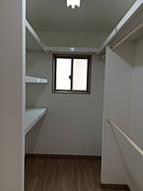 2階寝室のＷＩＣ。家の中にはたくさんの収納スペースがあります＊“物の居場所”を決めると片づけも習慣化できますね＊